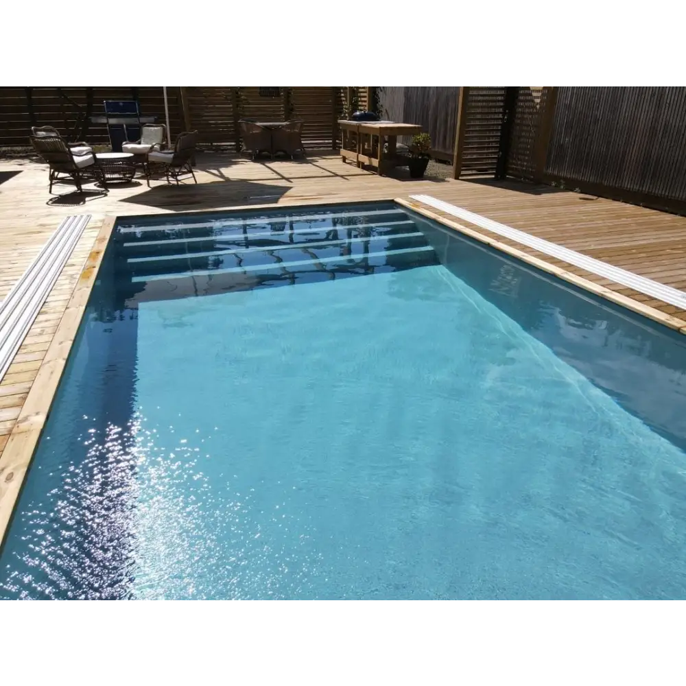 Pooltime Exklusiv 12mm PP pool med rektangulär form, klar blåvatten och trädeckkanter