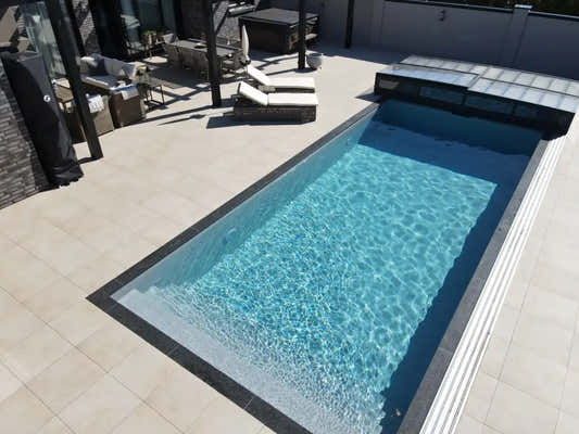 Pooltime Exclusive -PP-allas, 12 mm – 3,5 x 7 x 1,5 m, suorakulmainen muoto, kirkas sininen vesi, mustalla laatoitetut reunat, osta allas tai allaskate