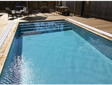Pooltime Exclusive -allas, 12 mm – suorakulmainen muoto, puuterassi, kirkas sininen vesi
