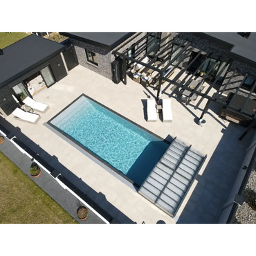 Pooltime Exclusive -PP-allas, 12 mm – 4 x 12 x 1,5 m, suorakulmainen muoto, kirkas sininen vesi, tummanharmaat laatoitetut portaat, osta allas ja allaskate