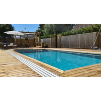 Pooltime Exklusiv 12mm rektangulär pool med klart blått vatten och trädäck