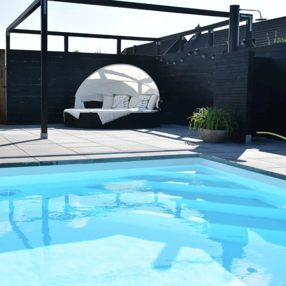 Svartvit rund dagbädd med böjd baldakin mot mörk trävägg i Pooltime Exklusiv 12mm pool