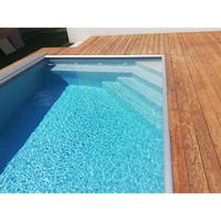 Pooltime Exklusiv 12mm rektangulär pool med trädäck och klarblått vatten