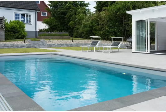 Pooltime Exclusive -allas, 12 mm – suorakulmainen muoto, kirkas sininen vesi, harmaat betonireunat