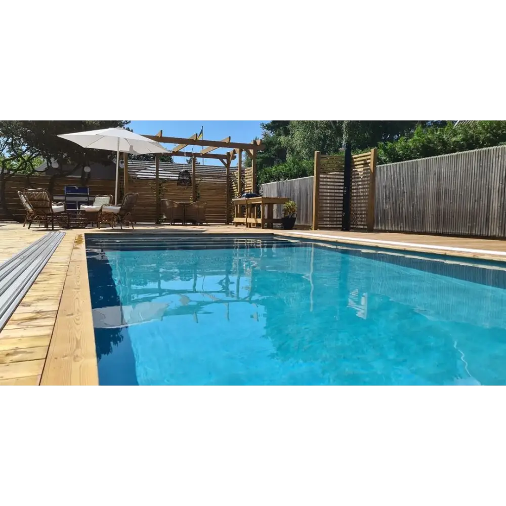 Rektangulär Pooltime Exklusiv 12mm pool med klart blått vatten och träkanter
