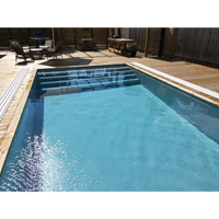 Pooltime Exklusiv 12mm rektangulär pool med klart blått vatten och träkanter