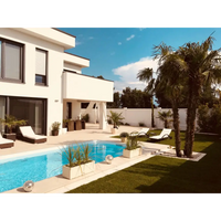 Modern Pooltime Exklusiv 12mm rektangulär pool med blått vatten och vit villa