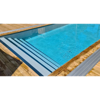 Pooltime Exklusiv 12mm rektangulär pool med klart blått vatten, trädeck och grå metalltrappor