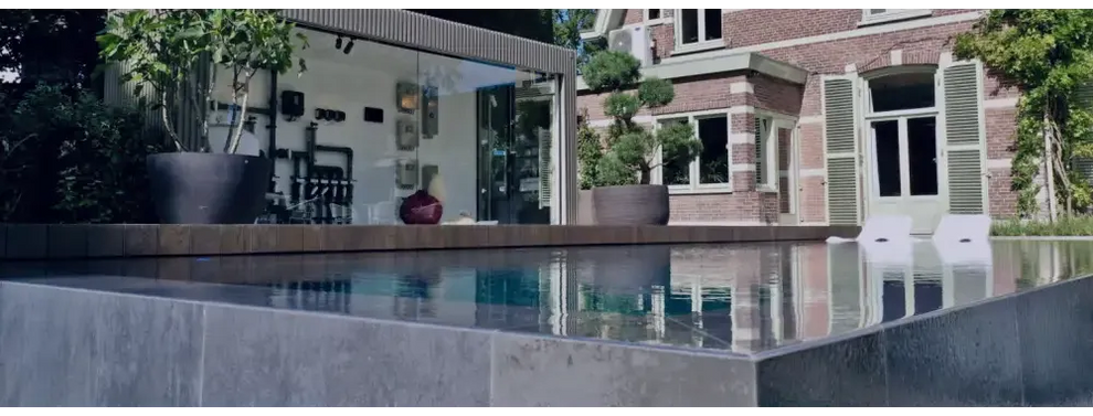 Pooltime Exclusive Infinity -allas – turkoosi vesi, mustat laatat