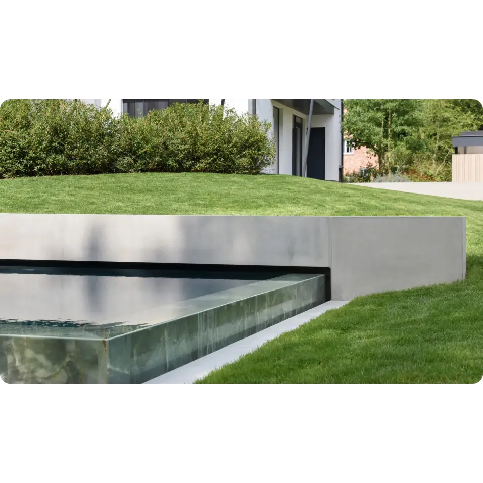 Pooltime exklusiv infinity med turkost vatten i betongvägg