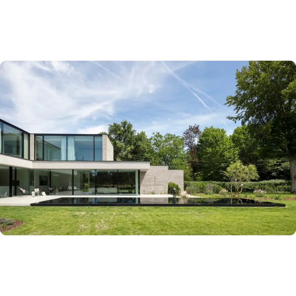 Modern minimalist hus med infinitypool Exklusiv turkost vatten svart kakel