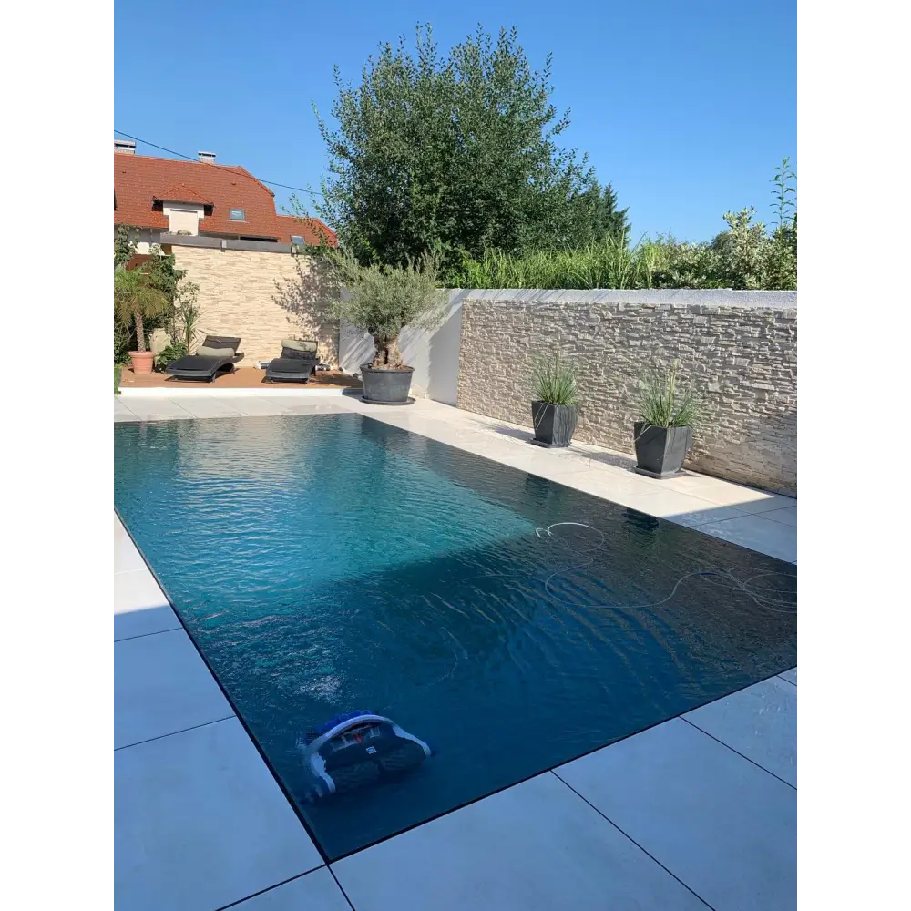 Blå och vit robotisk poolrengörare i Pooltime Exklusiv Overflow PP pool