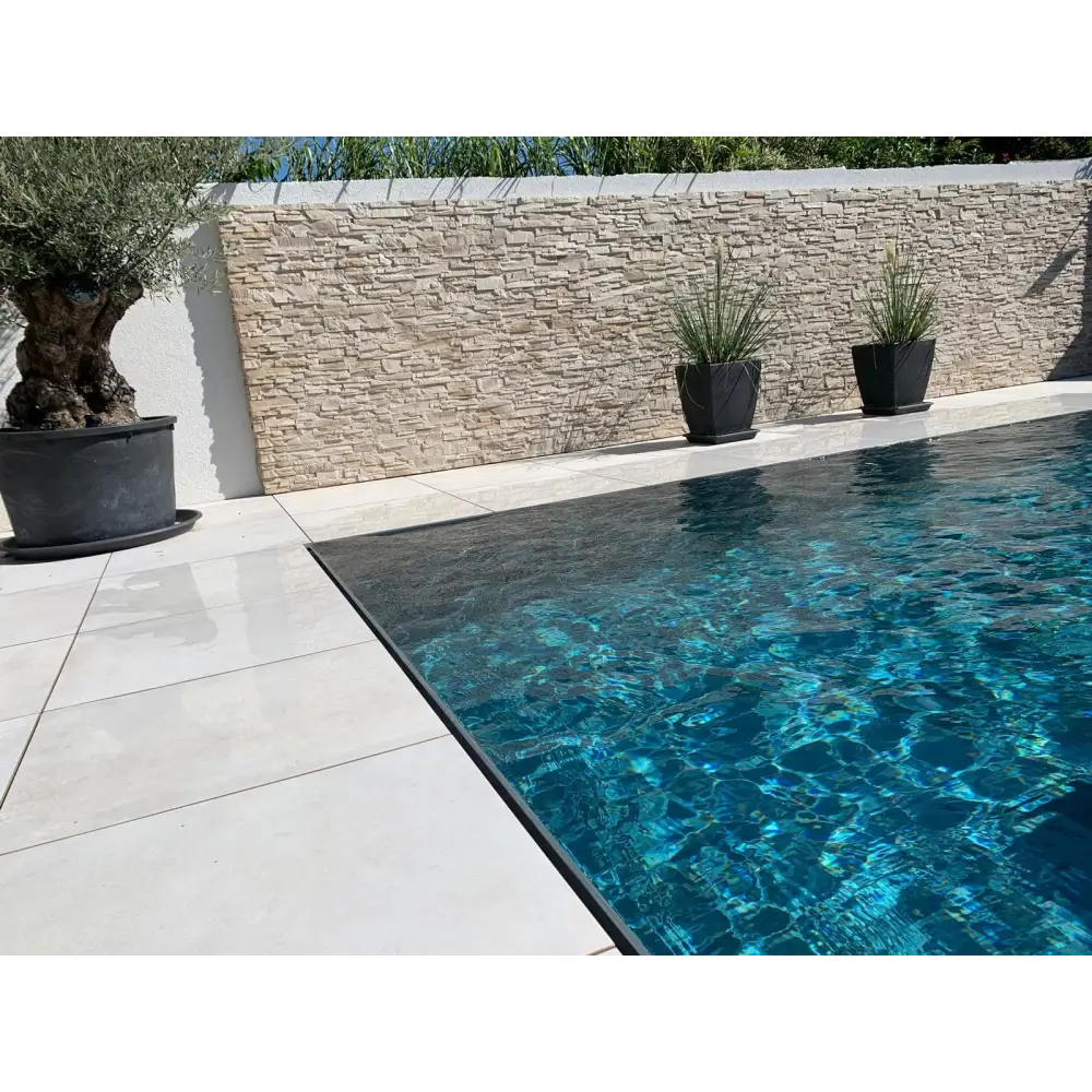 Pooltime Exklusiv overflow PP pool med turkost vatten och svarta kakelkanter