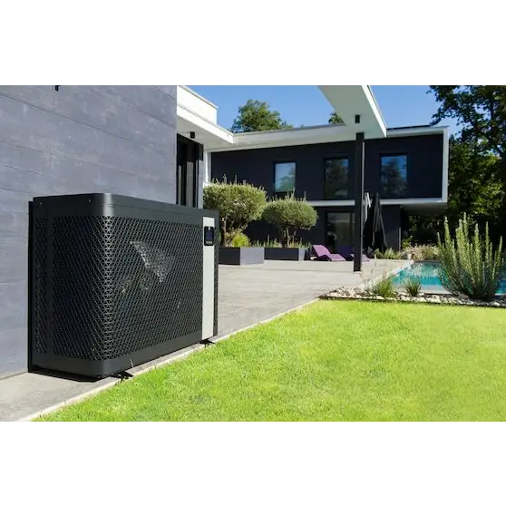 Svart nätförsedd värmepump Zodiac Z250iQ MD5 13kW vid modernt hus