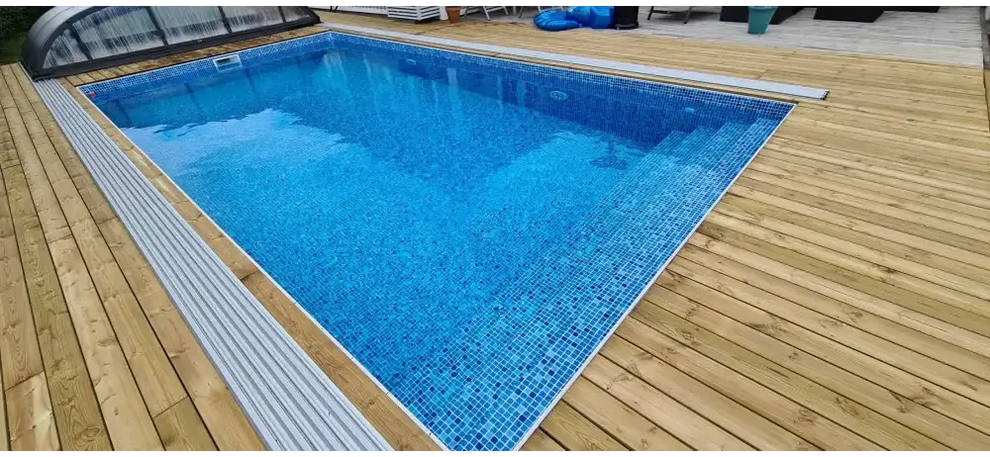 Thermopool Premium Plus med blå mosaik och silverkant