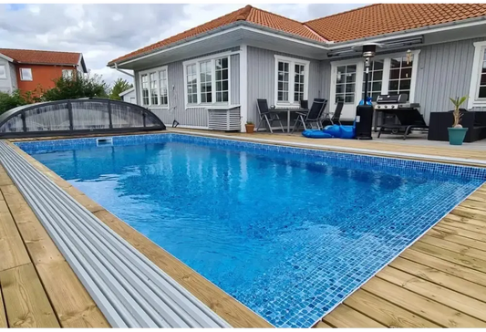 Thermopool Premium Plus – maahan upotettu, suorakulmainen allas, siniset mosaiikkilaatat, puuterassi