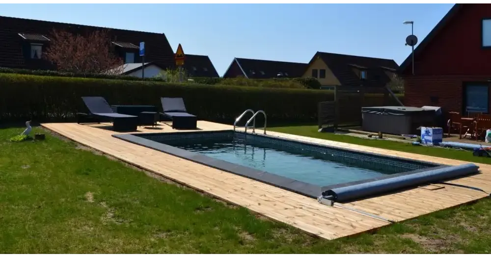 Thermopool Premium Plus med blå mosaik och silverkant på trädeck