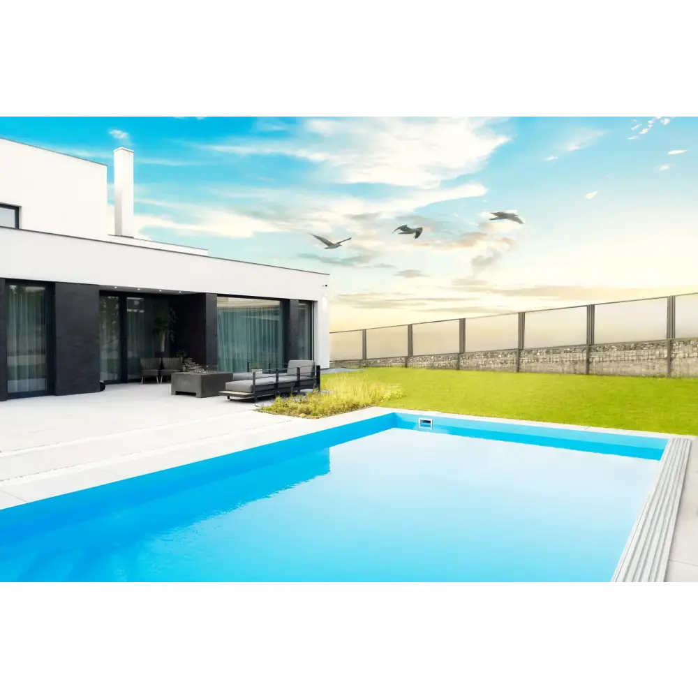 Modern tvåvåningshus med rektangulär thermopp poolpaket qbig och klarblått vatten