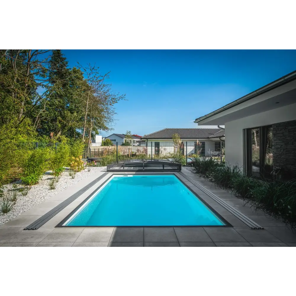 Rektangulär pool med klart blått vatten i Thermopp Poolpaket Qbig