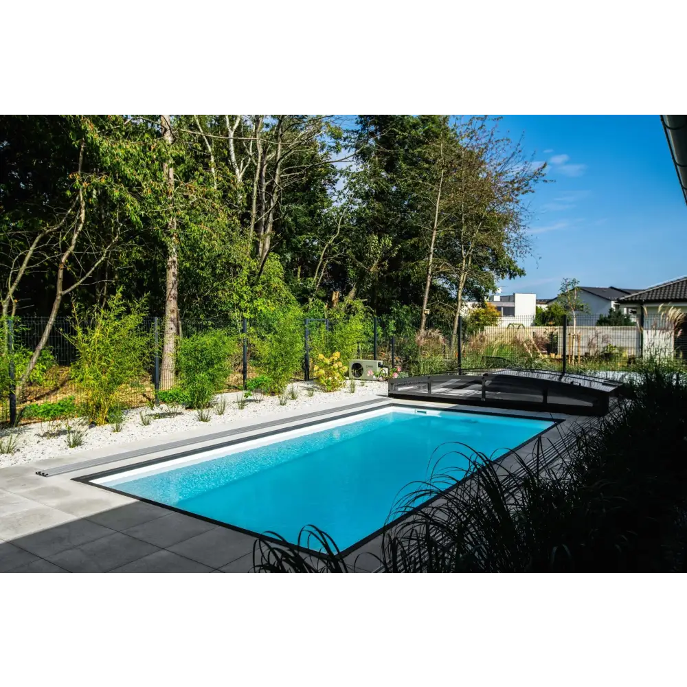 Rektangulär pool med klart blått vatten i Thermopp Poolpaket Qbig