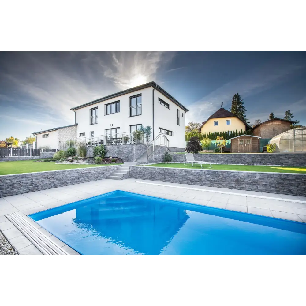 Modern vit tvåvåningshus med mörkgrå sten och stora fönster i ThermoPP Poolpaket QBig 3×7