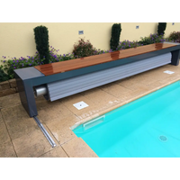 Modern poolside bänk med 60x14mm lameller från Topmoov Ovanmark